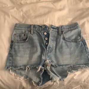 Levi wedgie fit light wash Jean shorts size 25